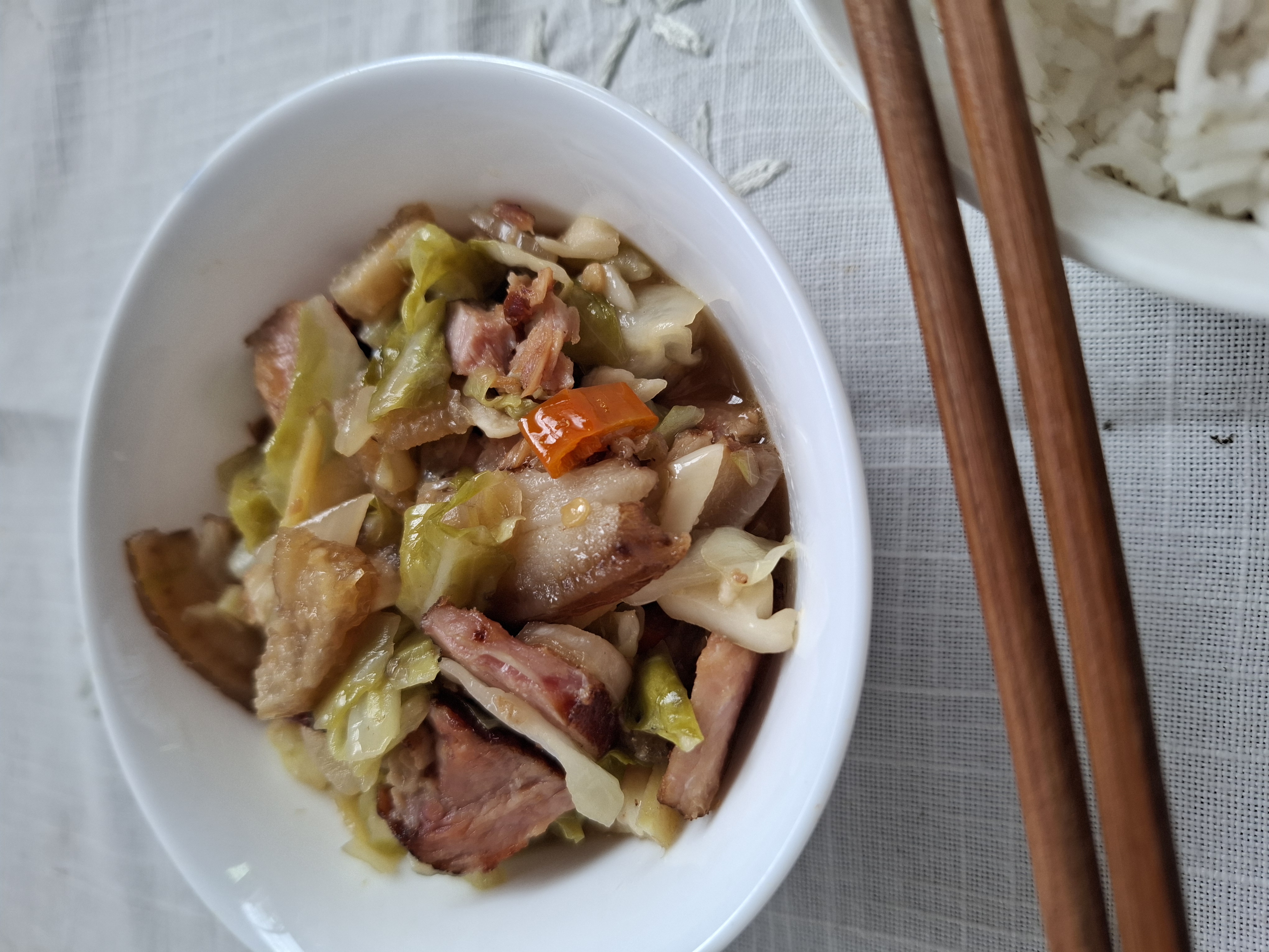 Sauté de porc aux légumes marinés